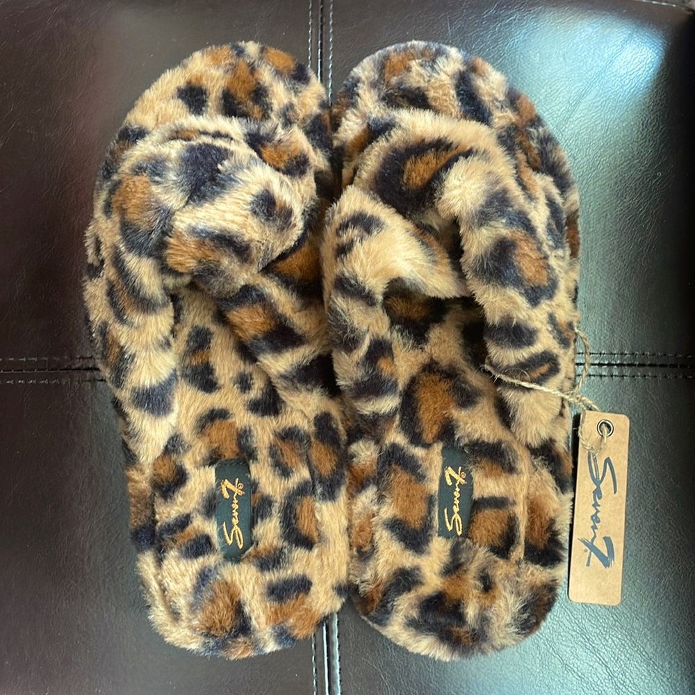NWT Seven7 Cheetah Print Fuzzy Slippers ~ Women’s Size 9